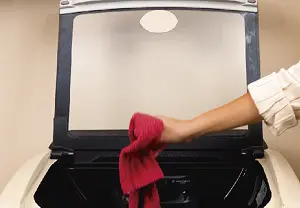 Persona colocando la ropa en la lavadora