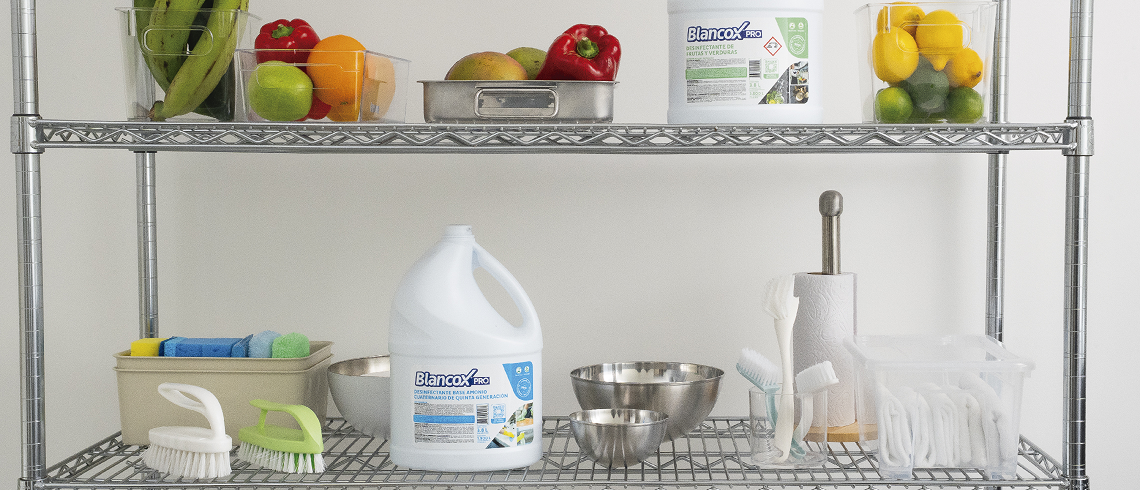 Nevera abierta con vegetales y productos de Blancox